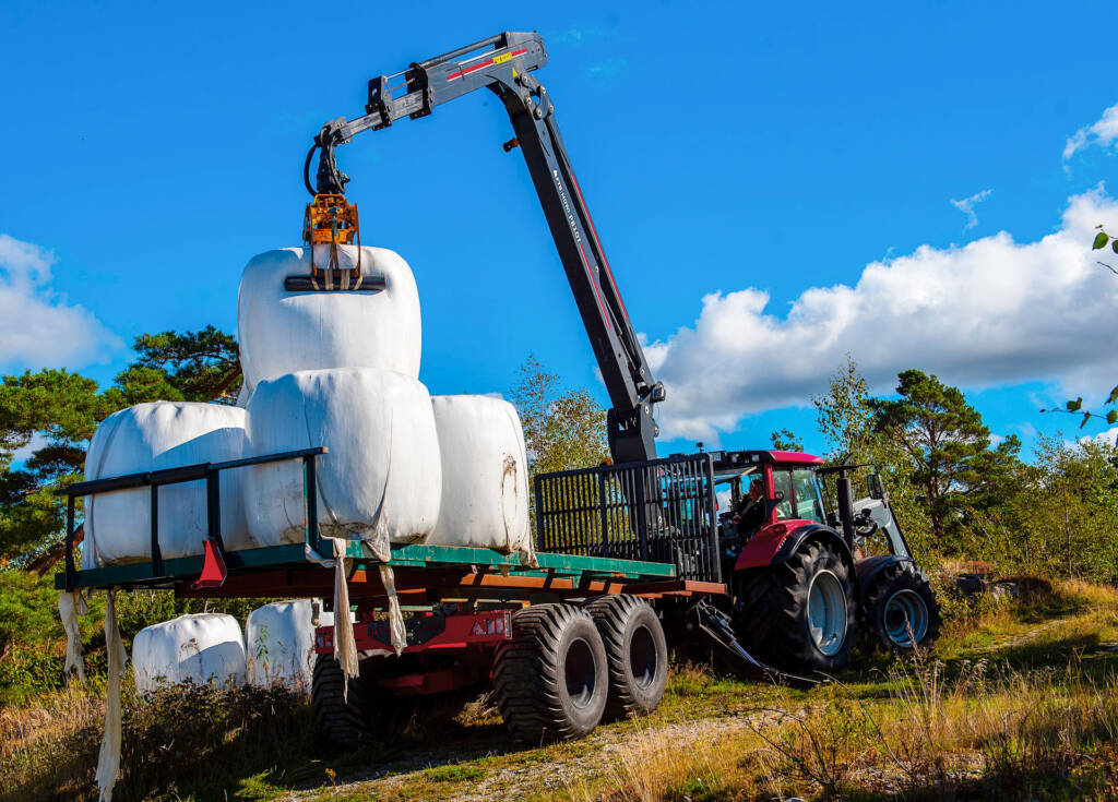 P81DT on Mowi 1450 WD lifting silage bales